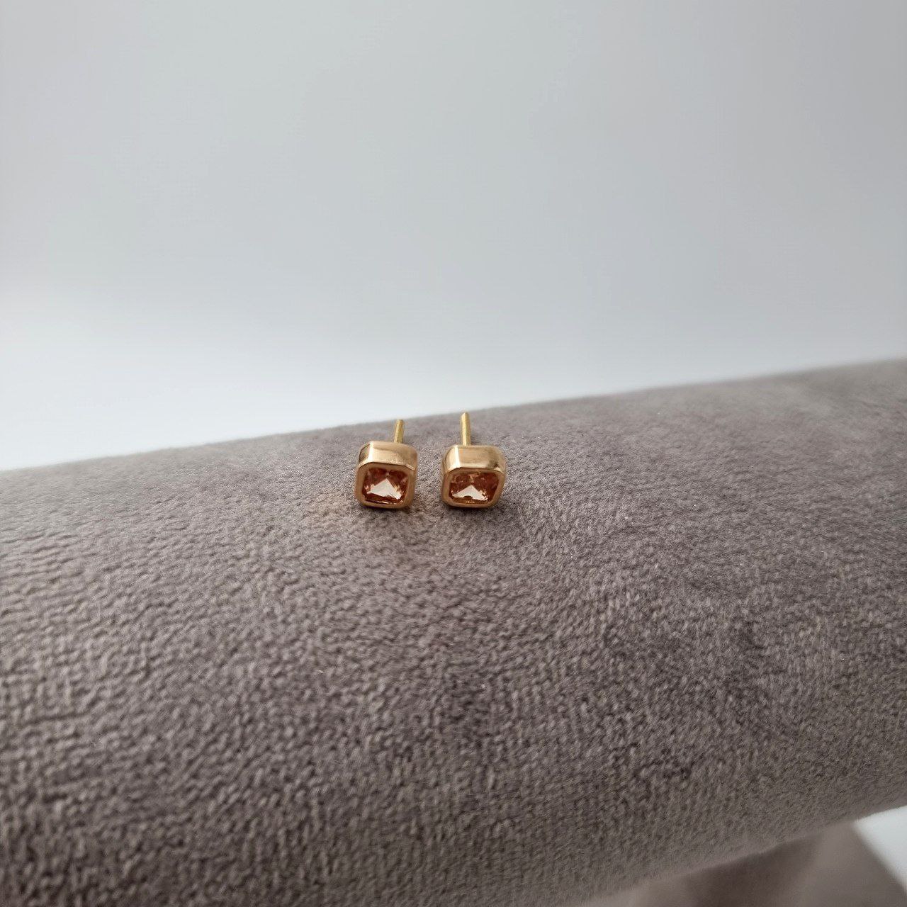 گوشواره میخی طلا مربع سولیتر دارچینی AJ6033